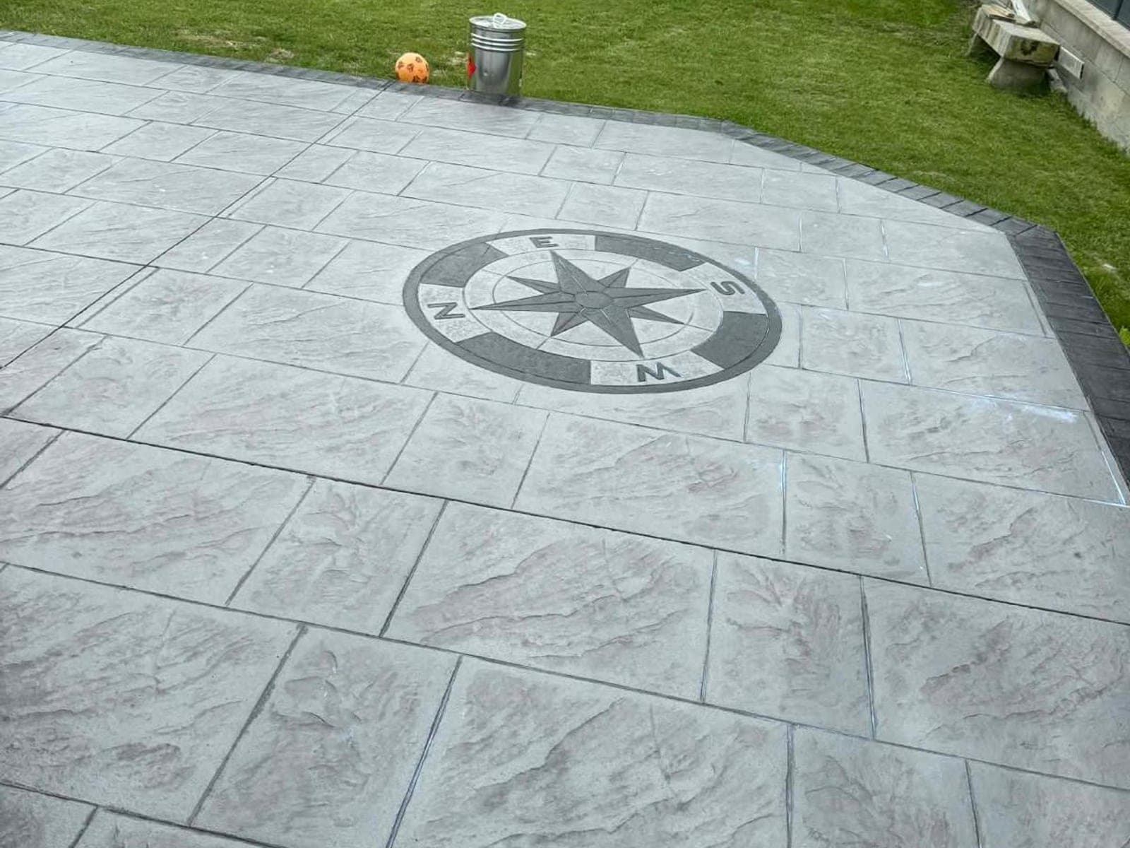 Beton amprentat cu busolă decorativă