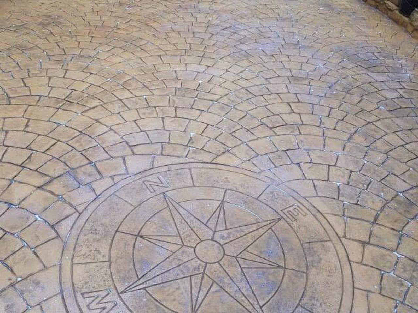 Beton amprentat model evantai cu busolă decorativă