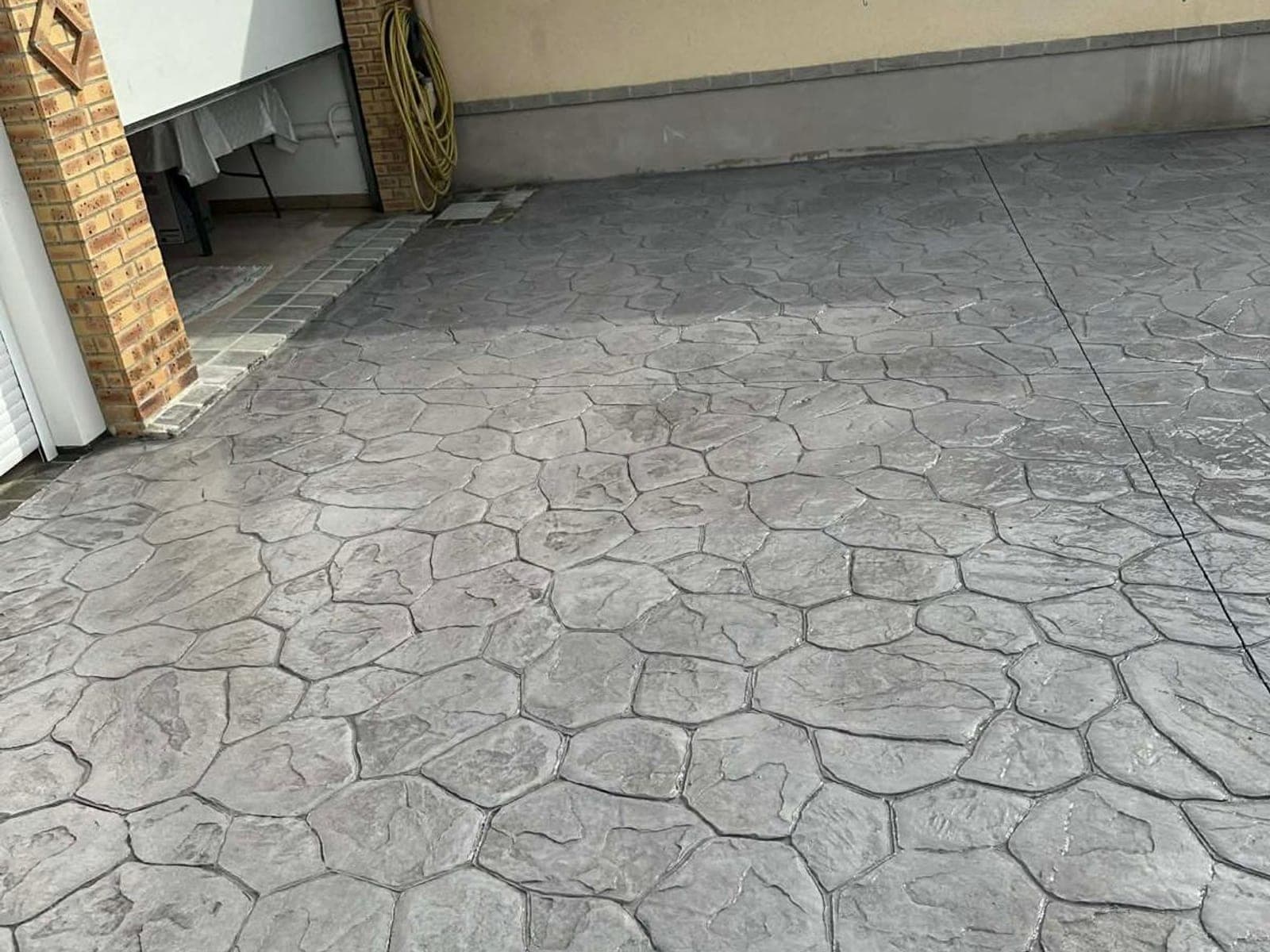 Curte cu beton amprentat gri, model piatră naturală