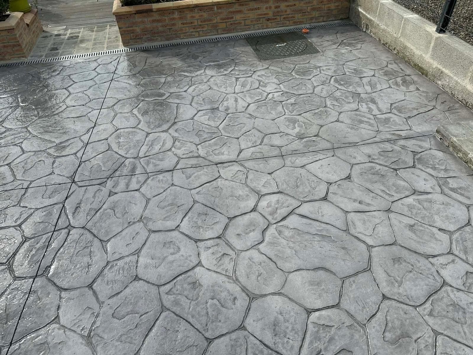 Curte cu beton amprentat model ardezie neregulată