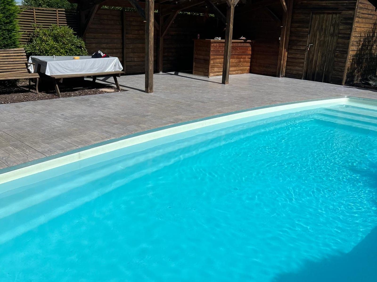 Terasă cu beton amprentat lângă piscină