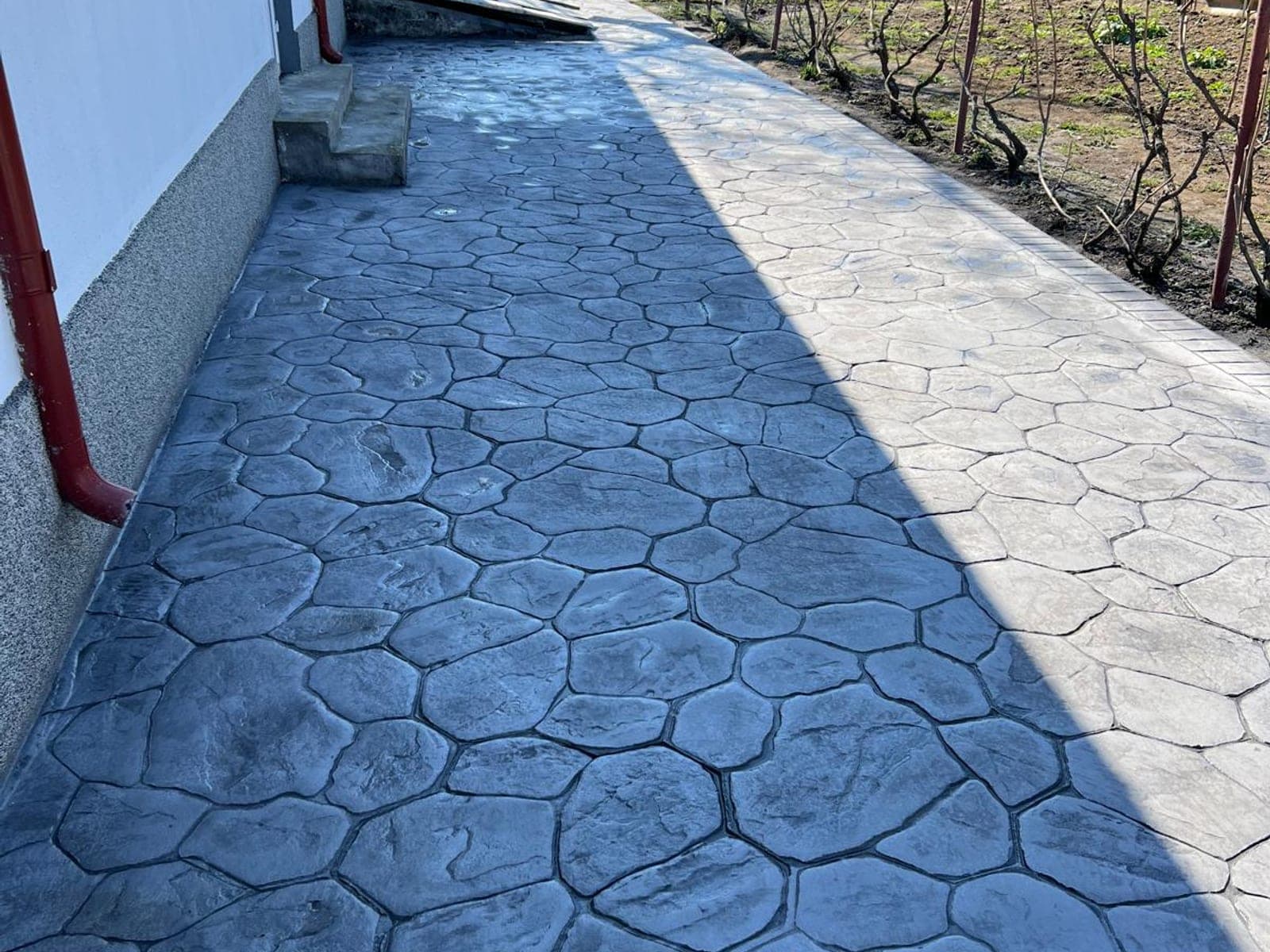 Alee rurală cu beton amprentat model ardezie neregulată