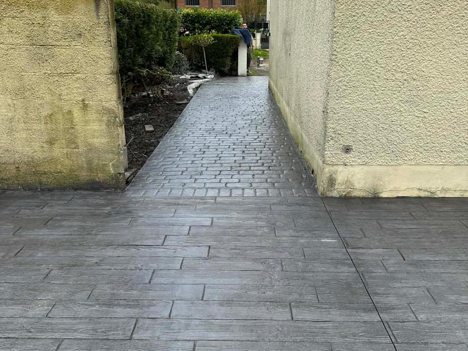 Alee cu beton amprentat model lemn în culoare antracit